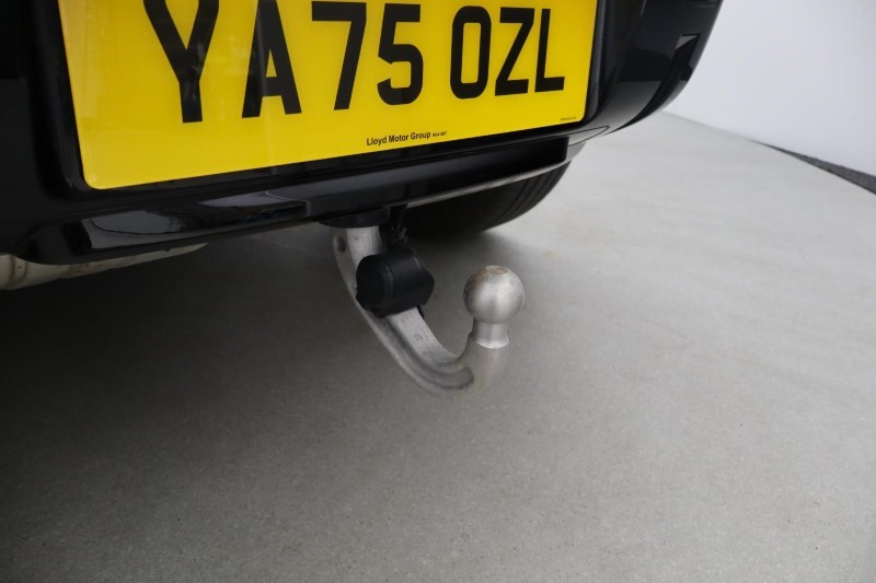 2026 (75) LAND ROVER DEFENDER 3.0 D250 X-Dynamic SE 110 5dr Auto 5596685