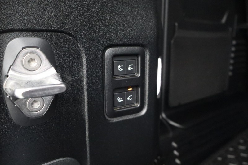 2025 (75) LAND ROVER DEFENDER 3.0 D350 X-Dynamic SE 110 5dr Auto 5652036