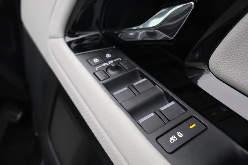 2023 (23) LAND ROVER RANGE ROVER EVOQUE 1.5 P300e Evoque Edition 5dr Auto 5708685