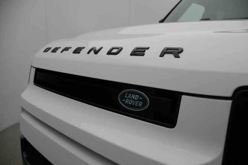 2022 (72) LAND ROVER DEFENDER 3.0 D300 X-Dynamic SE 110 5dr Auto 5704128