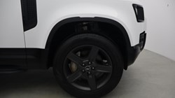 2022 (72) LAND ROVER DEFENDER 3.0 D300 X-Dynamic SE 110 5dr Auto 5704125