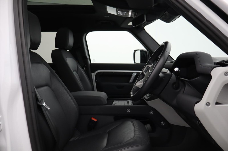 2022 (72) LAND ROVER DEFENDER 3.0 D300 X-Dynamic SE 110 5dr Auto 5704106