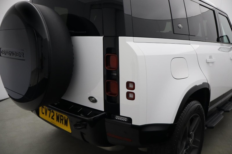 2022 (72) LAND ROVER DEFENDER 3.0 D300 X-Dynamic SE 110 5dr Auto 5704084