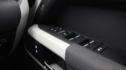2022 (72) LAND ROVER DEFENDER 3.0 D300 X-Dynamic SE 110 5dr Auto 5704124