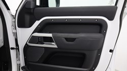 2022 (72) LAND ROVER DEFENDER 3.0 D300 X-Dynamic SE 110 5dr Auto 5704105