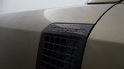 2020 (70) LAND ROVER DEFENDER 2.0 D240 SE 110 5dr Auto 5732724