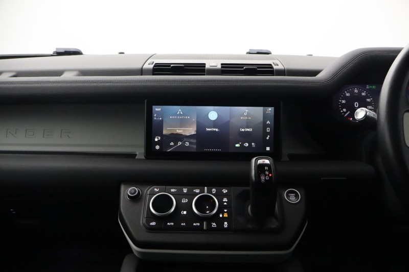 2020 (70) LAND ROVER DEFENDER 2.0 D240 SE 110 5dr Auto 5732731