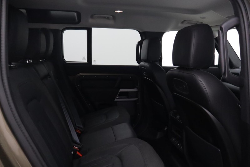 2020 (70) LAND ROVER DEFENDER 2.0 D240 SE 110 5dr Auto 5732710