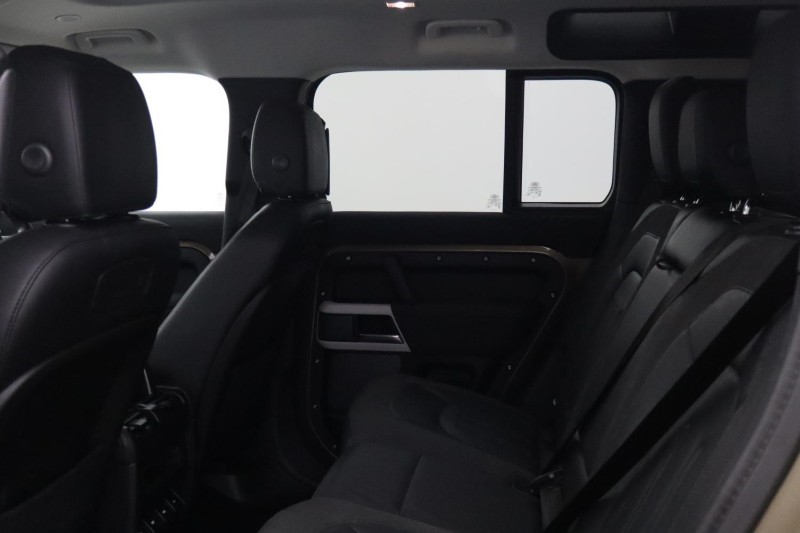 2020 (70) LAND ROVER DEFENDER 2.0 D240 SE 110 5dr Auto 5732703