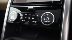 2023 (23) LAND ROVER DISCOVERY 3.0 D300 R-Dynamic HSE 5dr Auto 5748528