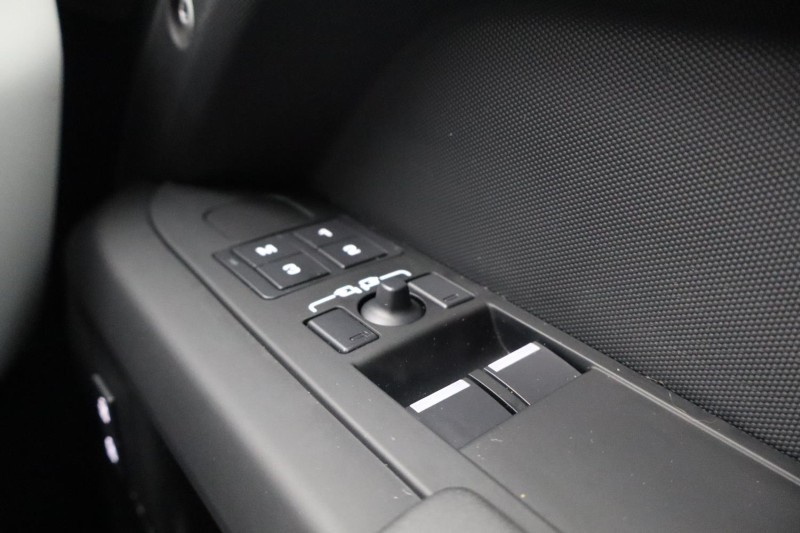 2024 (74) LAND ROVER DEFENDER 3.0 D250 X-Dynamic SE 90 3dr Auto 5977147