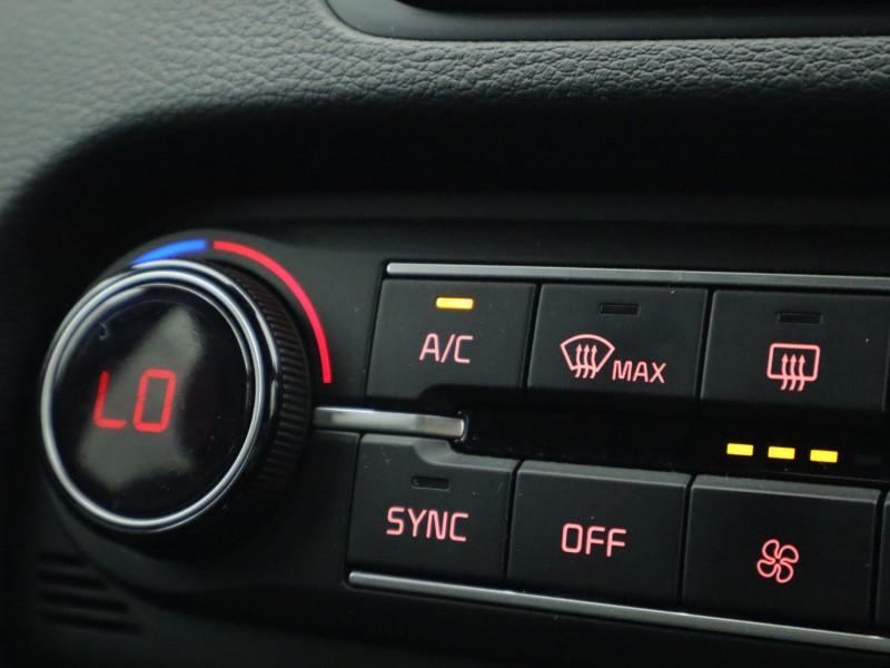 2025 (25) KIA CEED 1.5T GDi ISG 138 GT-Line 5dr 4829252