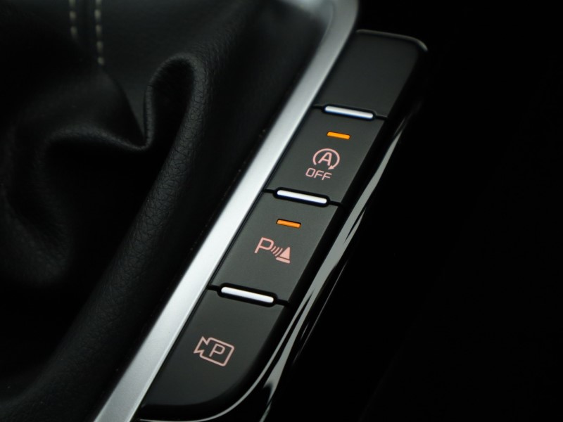 2025 (25) KIA CEED 1.5T GDi ISG 138 GT-Line 5dr 4829255