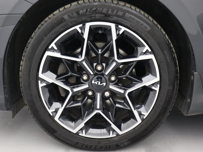 2025 (25) KIA CEED 1.5T GDi ISG 138 GT-Line 5dr 4829225