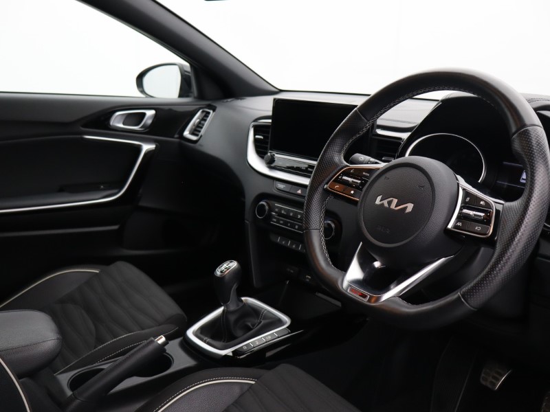 2025 (25) KIA CEED 1.5T GDi ISG 138 GT-Line 5dr 4829241