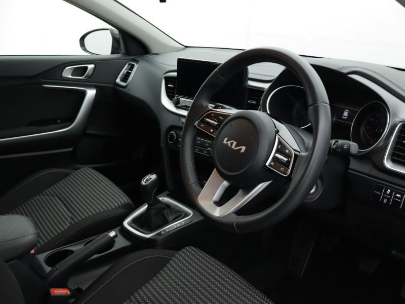 2025 (25) KIA CEED 1.5T GDi ISG 138 2 5dr 5043400