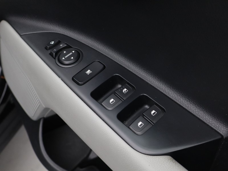 2018 (18) KIA STONIC 1.0T GDi First Edition 5dr 5187484