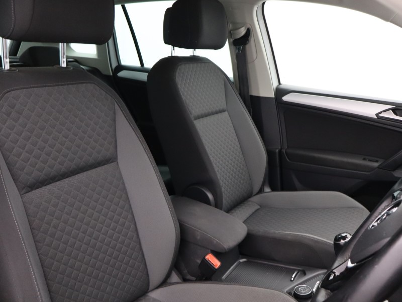 2019 (19) VOLKSWAGEN TIGUAN 2.0 TDi 150 4Motion SE Nav 5dr 5377875