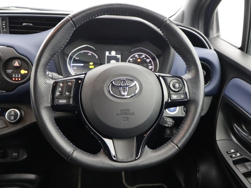 2017 (17) TOYOTA YARIS 1.5 Hybrid Red Bi-tone 5dr CVT 5488307