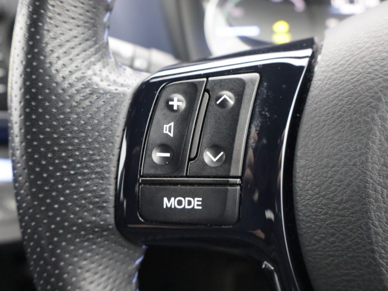 2017 (17) TOYOTA YARIS 1.5 Hybrid Red Bi-tone 5dr CVT 5488308