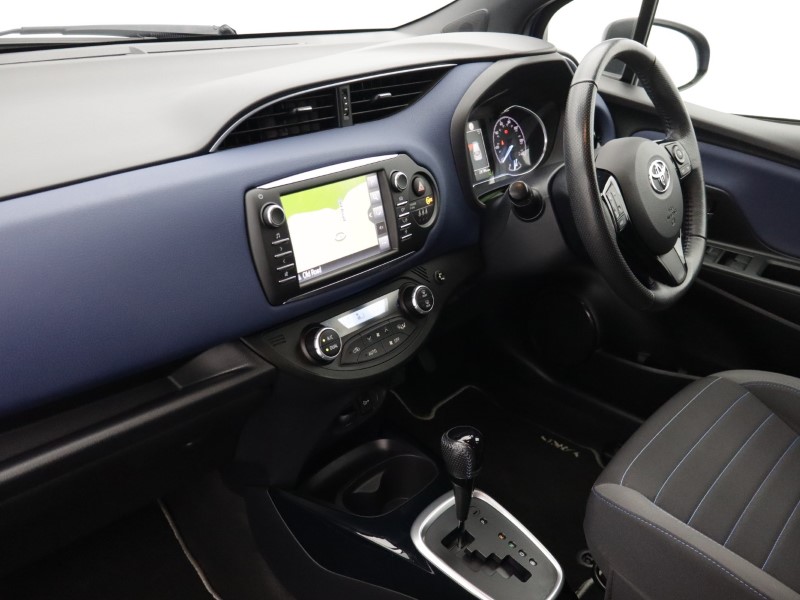 2017 (17) TOYOTA YARIS 1.5 Hybrid Red Bi-tone 5dr CVT 5488303