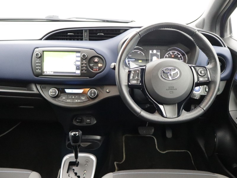 2017 (17) TOYOTA YARIS 1.5 Hybrid Red Bi-tone 5dr CVT 5488306
