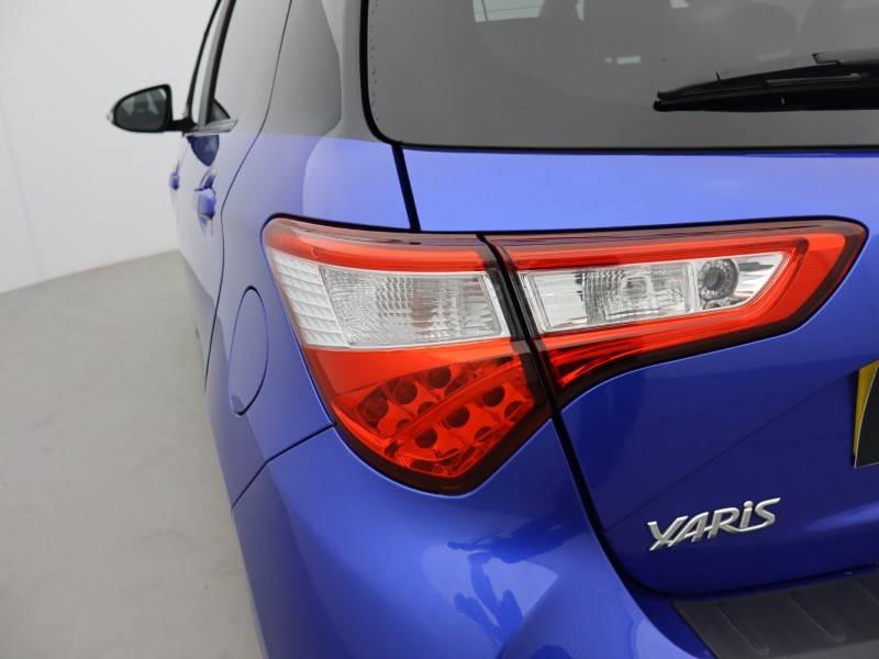 2017 (17) TOYOTA YARIS 1.5 Hybrid Red Bi-tone 5dr CVT 5488282