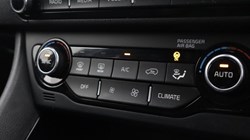 2020 (70) KIA NIRO 1.6 GDi Hybrid 2 5dr DCT 5682613