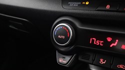 2024 (24) KIA STONIC 1.0T GDi 99 GT-Line 5dr 5905504