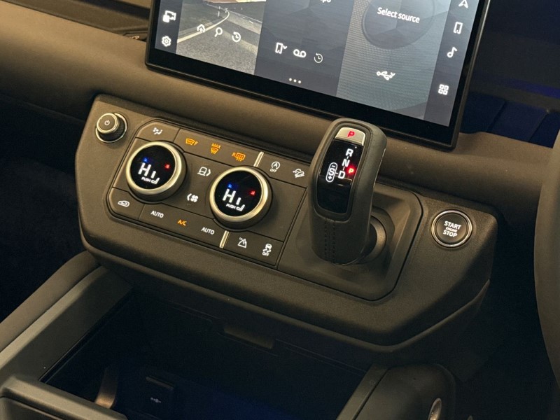 2025 (75) LAND ROVER DEFENDER 3.0 D250 X-Dynamic SE 110 5dr Auto 5126290