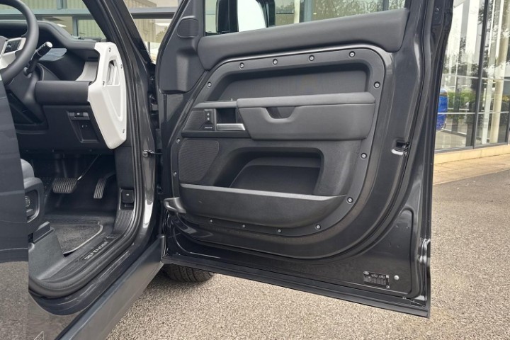 2026 (26) LAND ROVER DEFENDER 3.0 D250 X-Dynamic SE 110 5dr Auto 5758151
