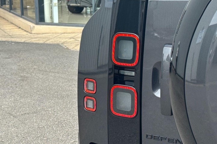 2026 (26) LAND ROVER DEFENDER 3.0 D250 X-Dynamic SE 110 5dr Auto 5758149