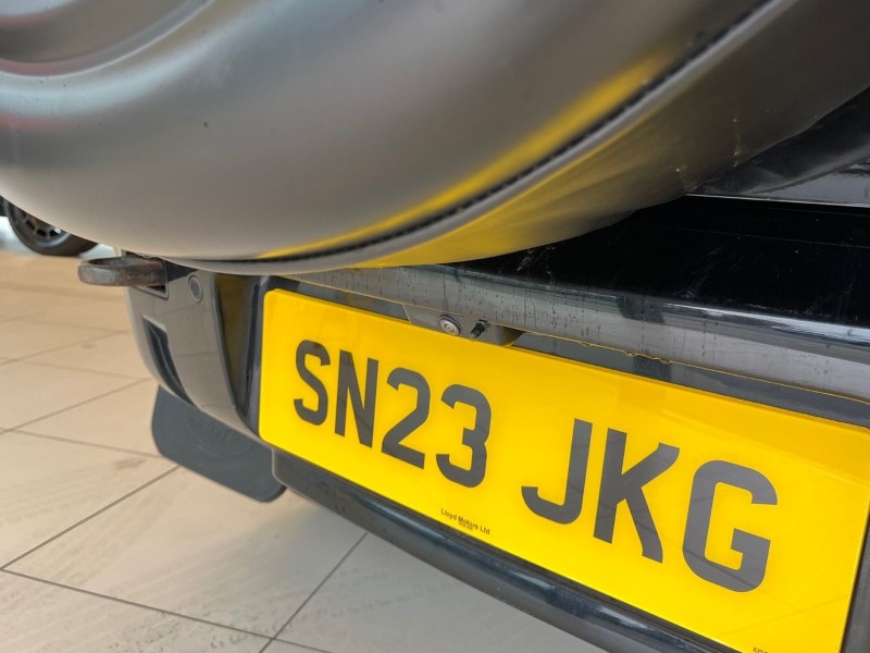 2023 (23) LAND ROVER DEFENDER 3.0 D300 X-Dynamic SE 110 5dr Auto 4885423