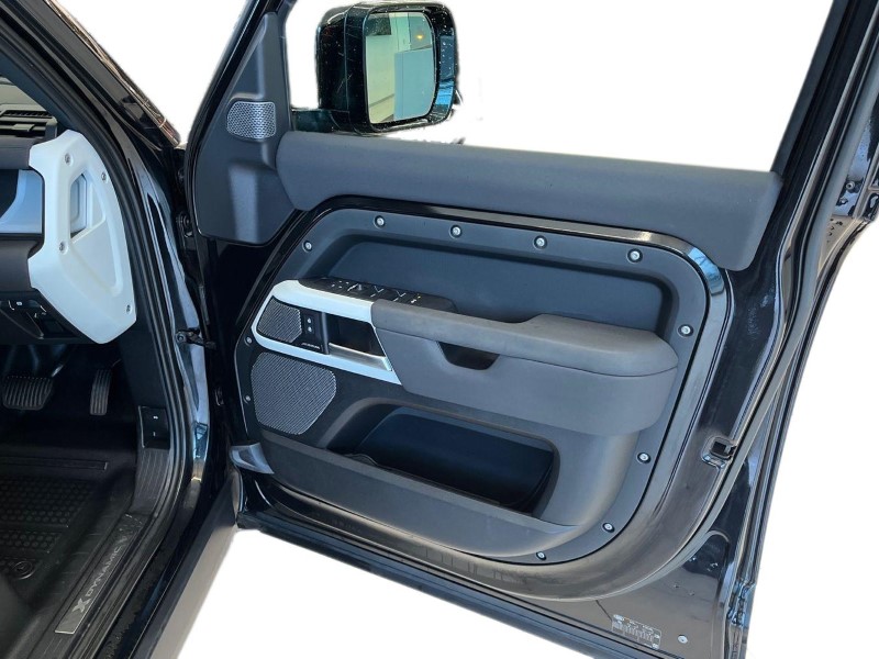 2023 (23) LAND ROVER DEFENDER 3.0 D300 X-Dynamic SE 110 5dr Auto 4885406