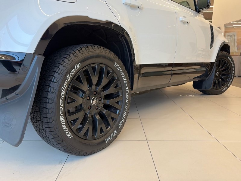 2022 (72) LAND ROVER DEFENDER 3.0 D300 X-Dynamic S 110 5dr Auto 4885372