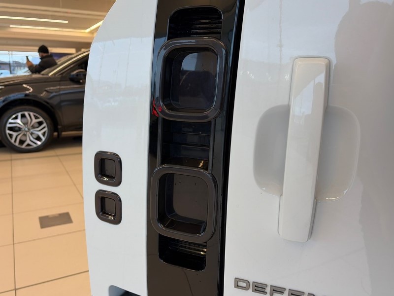 2022 (72) LAND ROVER DEFENDER 3.0 D300 X-Dynamic S 110 5dr Auto 4885340