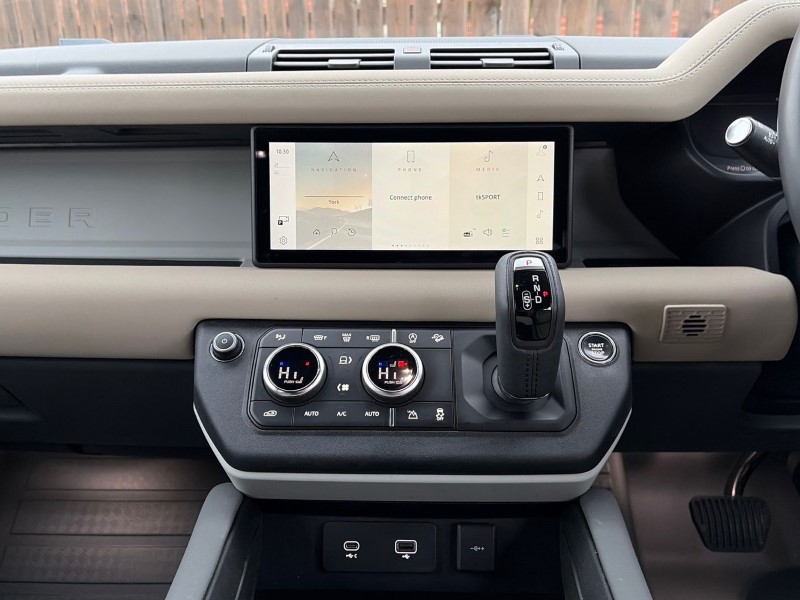 2022 (72) LAND ROVER DEFENDER 3.0 D300 X-Dynamic S 110 5dr Auto 4885335