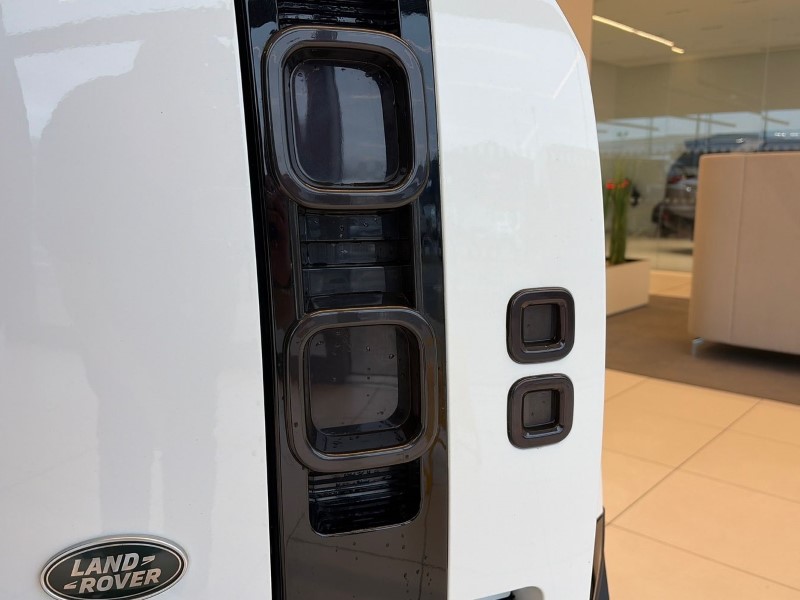 2022 (72) LAND ROVER DEFENDER 3.0 D300 X-Dynamic S 110 5dr Auto 4885371