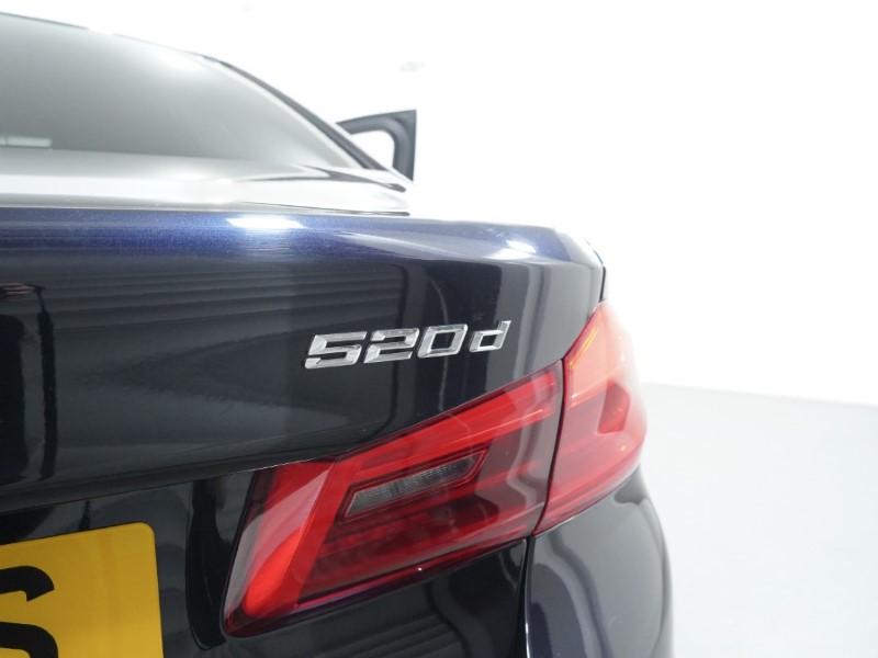 2019 (19) BMW 5 SERIES 520d M Sport 4dr Auto 3277512