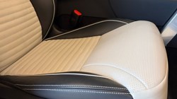 2024 (73) LAND ROVER DISCOVERY 3.0 D300 Dynamic HSE 5dr Auto 4966411