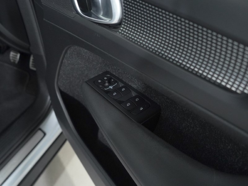 2020 (20) VOLVO XC40 1.5 T3 [163] R DESIGN 5dr 4887572