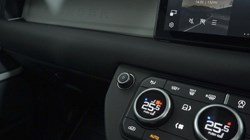 2020 (70) LAND ROVER DEFENDER 3.0 D250 X-Dynamic SE 90 3dr Auto 4867002