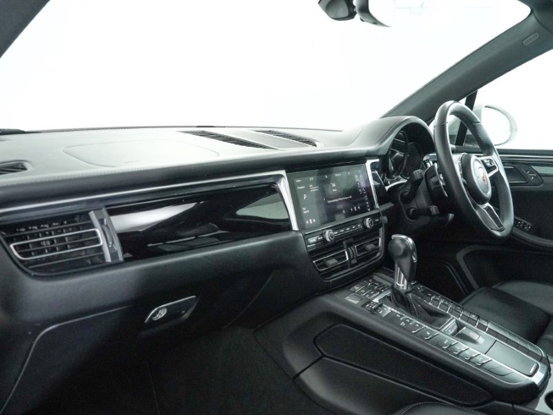 2026 (75) PORSCHE MACAN 5dr PDK 4901275