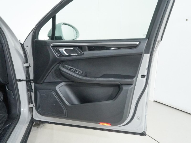 2026 (75) PORSCHE MACAN 5dr PDK 4901285