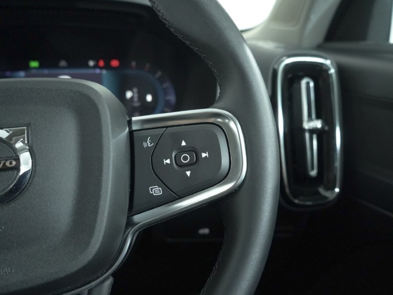 2023 (23) VOLVO XC40 2.0 B3P Plus Dark 5dr Auto 4898133