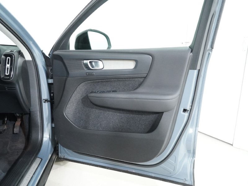 2023 (23) VOLVO XC40 2.0 B3P Plus Dark 5dr Auto 4898125