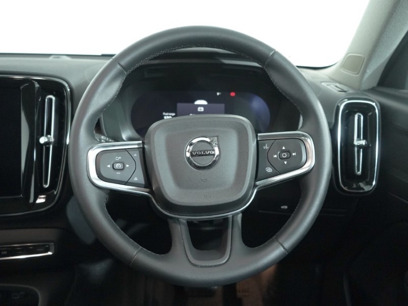 2023 (23) VOLVO XC40 2.0 B3P Plus Dark 5dr Auto 4898122