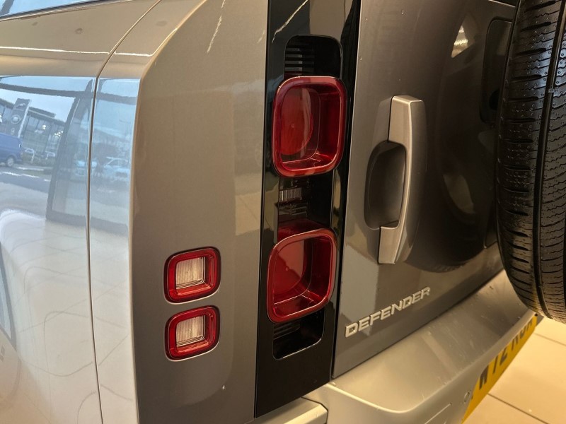 2022 (72) LAND ROVER DEFENDER 3.0 D250 SE 110 5dr Auto 4964219