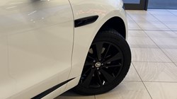 2023 (23) JAGUAR F-PACE 2.0 D200 R-Dynamic SE Black 5dr Auto AWD 4959337