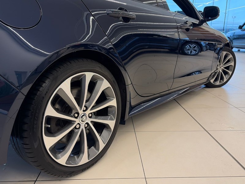 2023 (73) JAGUAR XE 2.0 D200 R-Dynamic SE Black 4dr Auto 5028057